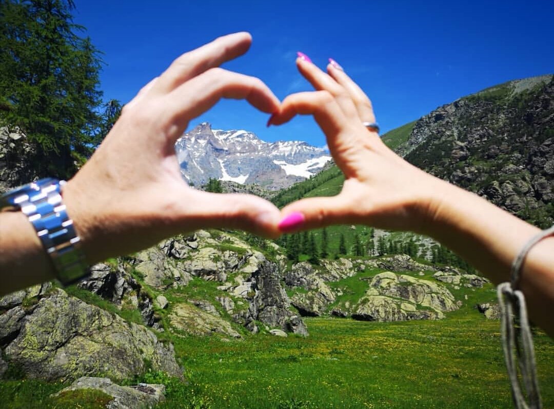 веселый человек. несколько довольных людей. счастливый человек. радостные финалы. счастливый финал фильма.