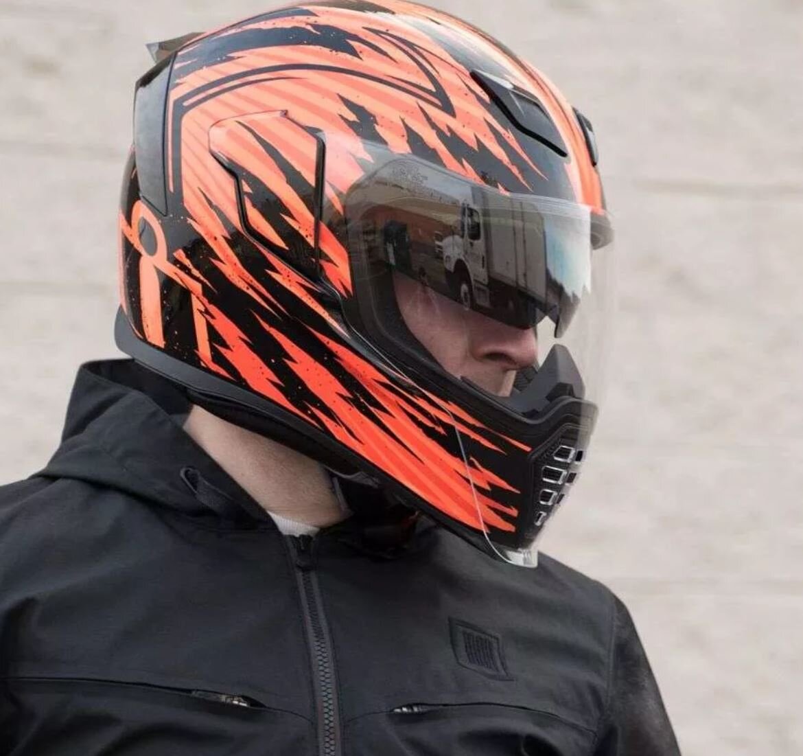 В 90-х была реклама Clearasil ... точно вспомнить не могу, но было что-то вроде Петя гуляет в шлеме, а Паша гуляет с Дашей.