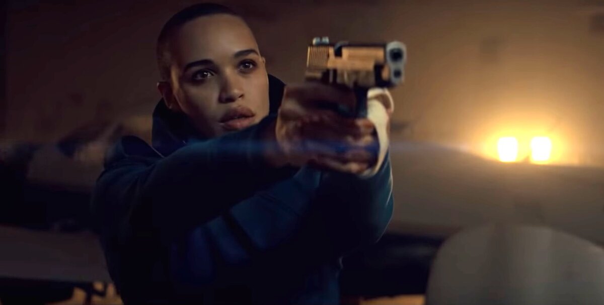 Здешняя девочка-терминатор. Несмотря на чуток несуразный вид, она, однако, не вызывает раздражения и желания заменить её на Шварценеггера. 