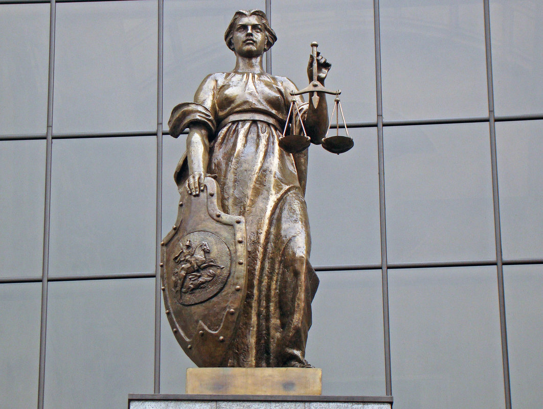 Символично ли, что Фемида у здания Верховного Суда РФ без повязки?