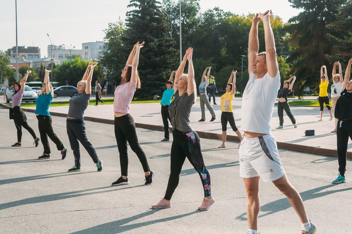 Спортивные упражнения разминка. Утренняя гимнастика. Физическая зарядка. Зарядка на улице. Массовая зарядка на свежем воздухе.