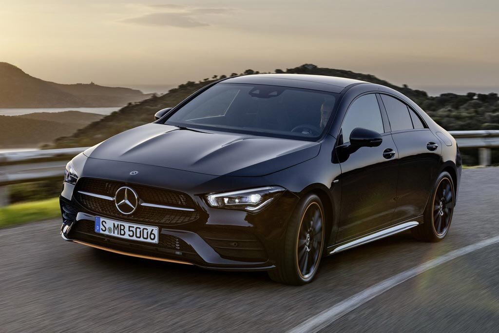 Комплектации и цена Мерседес ЦЛА 2019 в России начинается от 2 500 000 рублей за начальную версию CLA 200 с передним приводом, тогда как более мощный вариант CLA 250 4MATIC стоит минимум 2 900 000 руб. Обе версии сочетаются в паре с семидиапазонным роботом с двумя сцеплениями. Старт продаж открыли в марте, но первые машины доберутся до дилеров в июне. Технические характеристики Mercedes-Benz CLA C118 предусматривают пока лишь два движка — 1,3-литрвый вариант на 163 «лошадки» (150 Нм), хотя позже его должны дефорсировать до налоговыгодных 150 сил, а также 2,0-литровый четырехцилиндровый турбомотор, выдающий 224 л.с. и 350 нм крутящего. Комплектации и цены Mercedes CLA 2019 Акции и Скидки Смотреть цены Кредит от 9,9% Смотреть цены Комплектация Цена 1.3 (163 л.с.) CLA 200 Sport RT7 2 500 000 2.0 (224 л.с.) CLA 250 Sport 4MATIC RT7 2 900 000 RT7 — робот 7-ст., 4MATIC — полный привод Каталог Mercedes Отзывы Владельцев Где купить Для премьеры новой модели Мерседес CLA (118) второго поколения немцы выбрали выставку потребительской электроники CES в Лас-Вегасе, решив проигнорировать проходящий практически в это же самое время автосалон в Детройте девятнадцатого года. И хотя недавно в линейке появился седан А-класса, во многом похожий на ЦЛА, от последнего в компании решили не отказываться, поскольку позиционируют его в качестве более спортивного и стильного четырехдверного купе. Комплектация Sport уже в базе предусматривает наличие AMG-обвеса и 18-дюймовые легкосплавные диски на колесах, плюс спортивные кресла с обивкой черной экокожей, электропривод складывания зеркал, камера заднего вида, штатная сигнализация и система помощи при парковке. Есть еще версия В2В (2 360 000 р) для корпоративных клиентов, но у дилеров такую машину не купить — ее необходимо заказывать через представительство. Здесь нет аудиосистемы, простые сиденья, тканевый салон и цельный задний диван. Эта модификация предназначена для каршеринга. Новый Renault Duster 4x4Цена на полный привод МКП всего от 839 990 руб. Подробности на сайте!Цена на полный привод МКП всего от 839 990 руб. Подробности на сайте!renault.ruКонфигураторСвязаться с дилеромЗапись на тест-драйвКредитПроверенная надежностьГарантия до 5 летКрупнейшая дилерская сетьПерейтиЯндекс.ДиректСкрыть объявление Технические характеристики В основу новой модели Мерседес CLA-класса 2019 легла модернизированная модульная платформа MFA с поперечным расположением силового агрегата, основным передним приводом и колесной базой 2 729 мм (на 30 миллиметров больше, нежели на предшественнике). Габаритная длина машины увеличилась до 4 688 мм (+ 48), при этом А-класс седан короче на 139 миллиметров, ширина модели составляет 1 830 (+ 53), а высота — 1 439 (- 2). Объем багажника сократился с 470 до 460 литров, а коэффициент лобового сопротивления равен 0,23, хотя на хэтчбеке он чуточку лучше — 0,22. Источник: https://www.allcarz.ru/mercedes-cla-2/ @ allcarz.ru