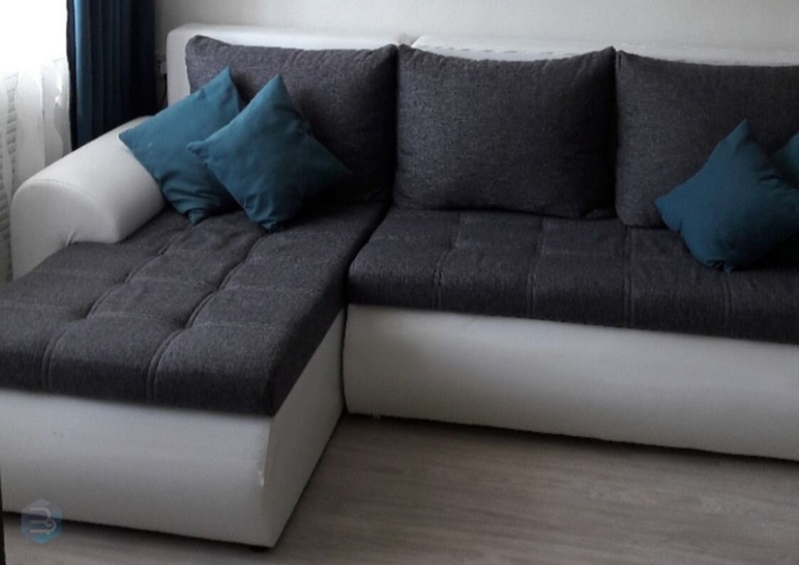 Покупайте угловой диван только в большую комнату. Фото: Нонтон.