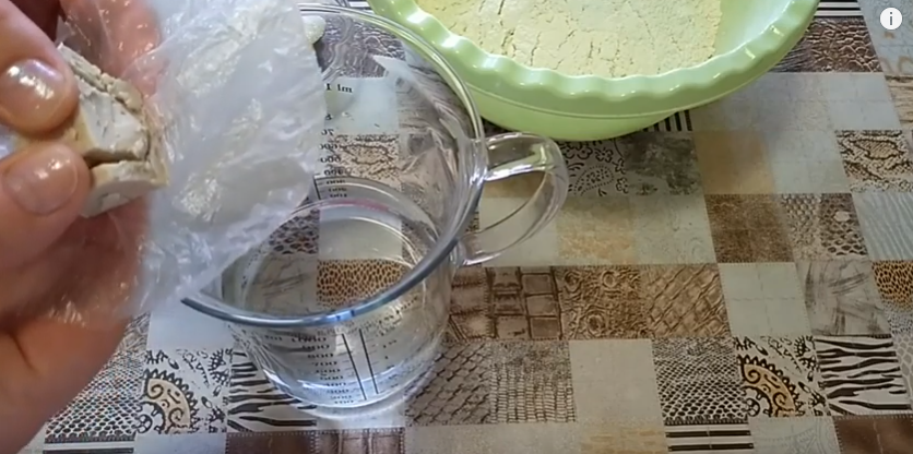 Сегодня я использую замороженные дрожжи. Дрожжевую выпечку я делаю не часто, а дрожжи приходится покупать всегда свежие, чтобы выпечка была вкусной. Теперь  когда я покупаю дрожжи в пачке 100 г , я делю их на шесть частей, каждый кусочек заматываю в пакетик и кладу в морозилку. Перед выпечкой достаю,дрожжи немного полежат и я их начинаю применять. Дрожжи хорошо переносят заморозку и сохраняют все свои качества и всегда по рукой.