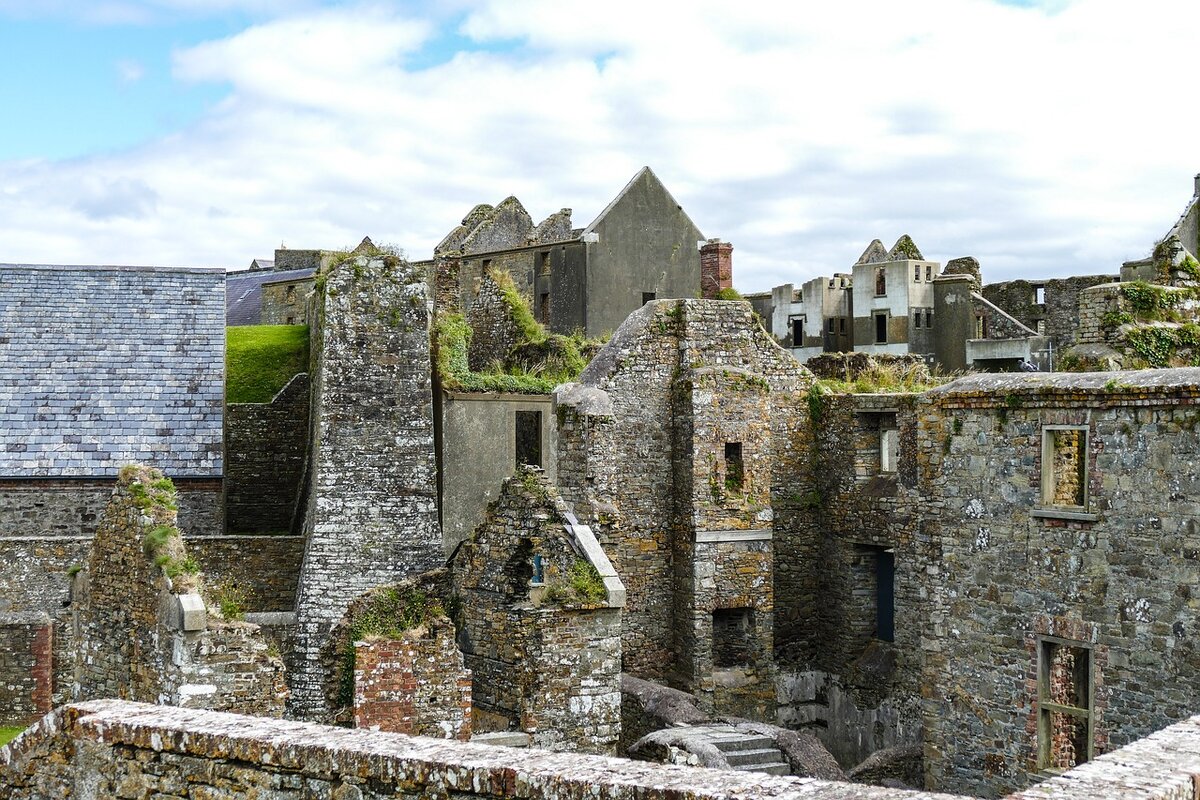 https://cdn.pixabay.com/photo/2016/08/28/11/43/fort-1625720_1280.jpg