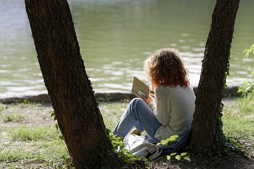 https://cdn.pixabay.com/photo/2019/09/19/15/49/girl-4489579__340.jpg