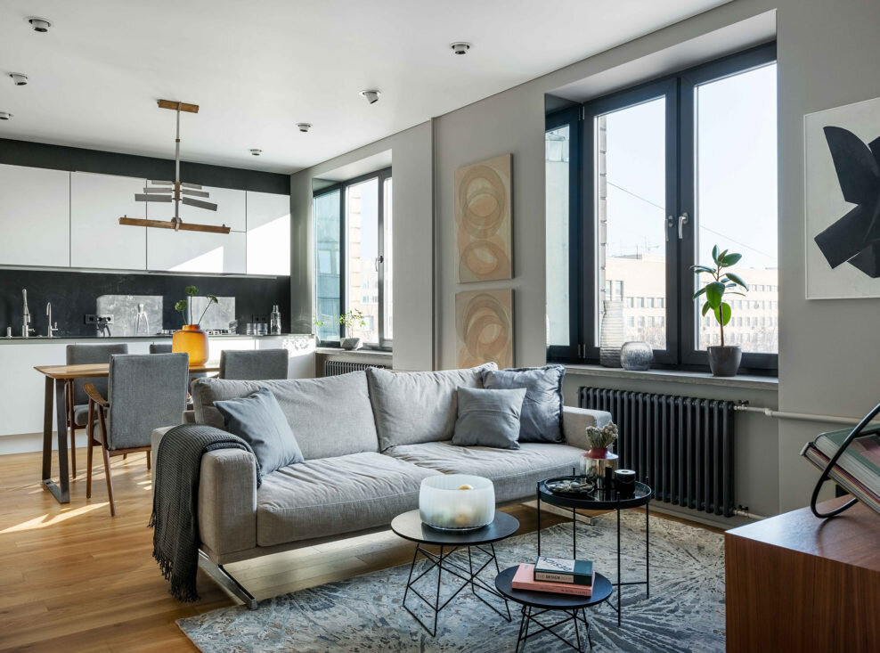 Кухня-гостиная. На переднем плане диван, BoConcept; ковер, Dovlet House; столики, Designboom. В простенке между окнами картины Елены Поповой из галереи “Основа”.