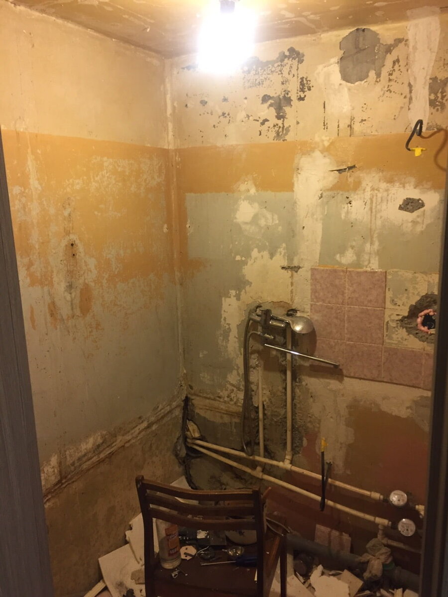 Фото "До". Краска, прлитка. Ванну вынес. 