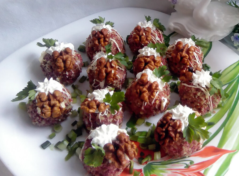 Яркая закуска: свекольно-ореховые шарики С секретом