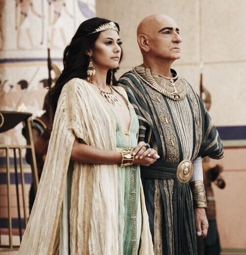 Анхесенамон и Эйе, кадр из сериала. Источник: https://i.pinimg.com/736x/66/43/03/66430380eb2124190e5ac38e0488ae49.jpg