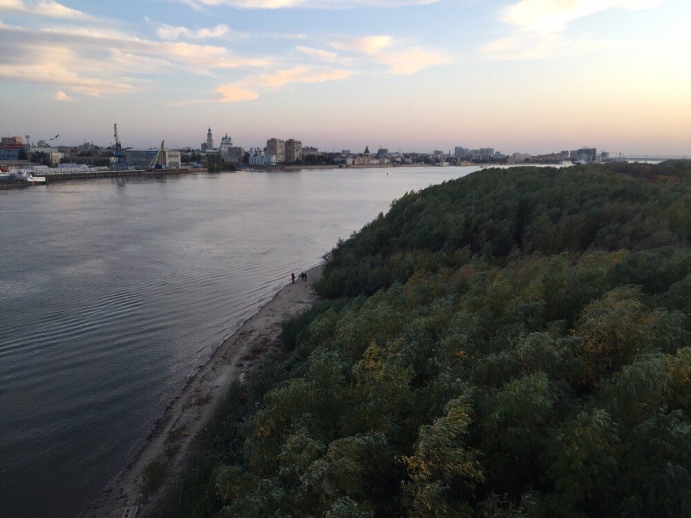 На Новый мост возвращается забава из 90-х. Любители дешёвого адреналина и лёгкой наживы вновь соблазняют астраханцев прыгнуть с тарзанкой.
