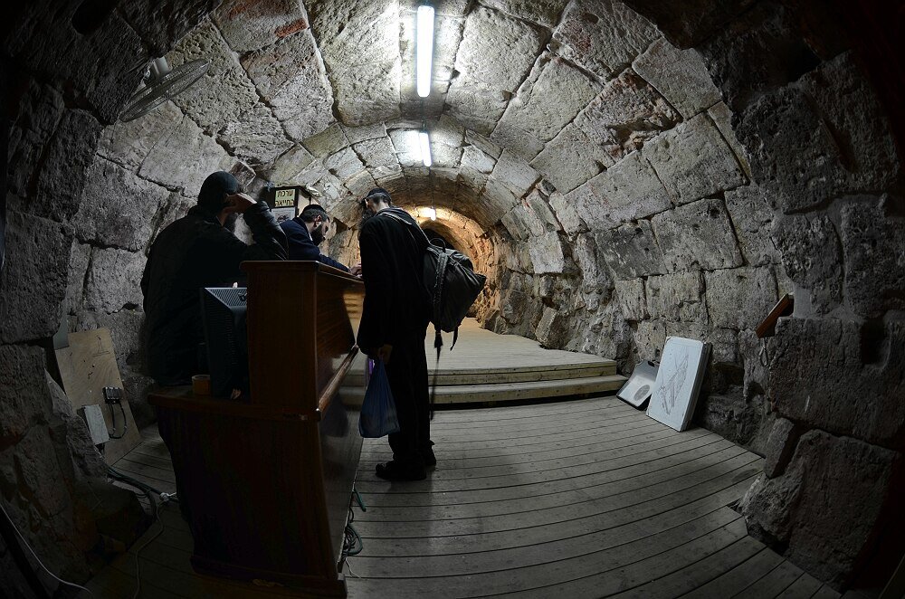 Ультраортодоксальные евреи изучают план подземных туннелей и переходов