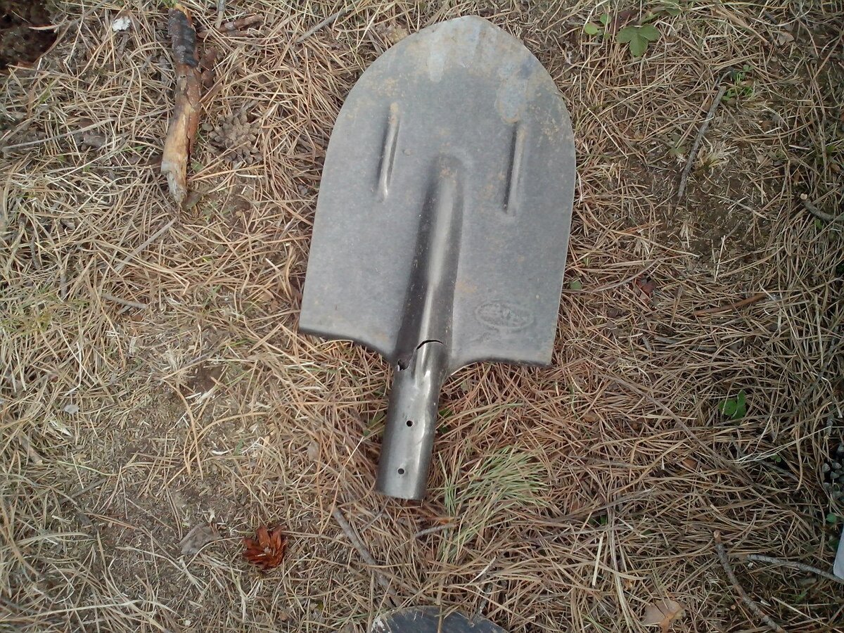 Первая сломанная лопата. А всего то 1 пенек хотел выкорчевать, мешался.