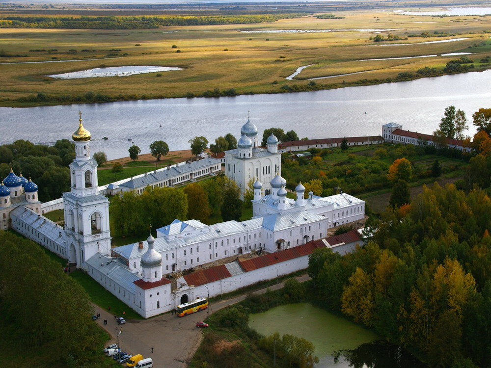 Село юрьево стоит на берегу реки. Свято-Юрьев монастырь Великий Новгород. Монастыри Великого Новгорода Юрьев монастырь. Юрьевский монастырь в Великом Новгороде. Юрьев монастырь Великий Новгород озеро Ильмень.