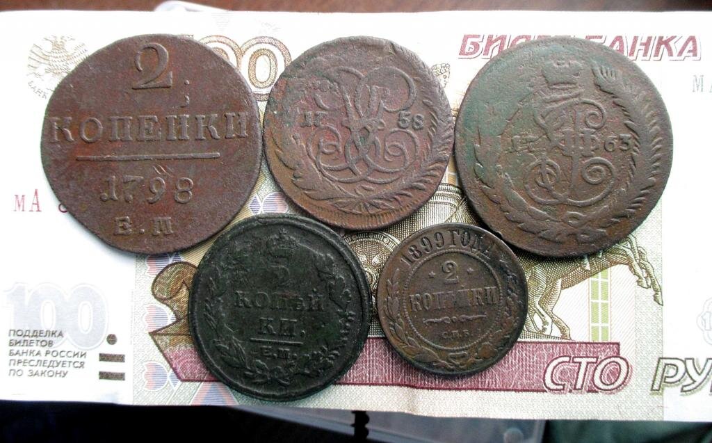 Двухкопеечные монеты разных правителей, mdrussia.ru. Фото не мои, продавец разрешил их использование.