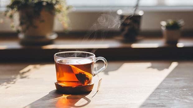 Много людей наслаждаются чашкой горячего чая каждый день, но может ли этот горячий напиток причинить нам вред?