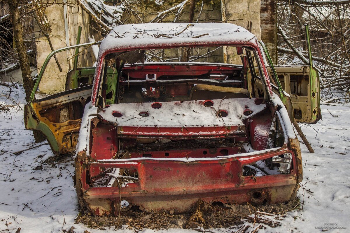 Заброшенные автомобили в Чернобыльской зоне отчуждения. Наши дни