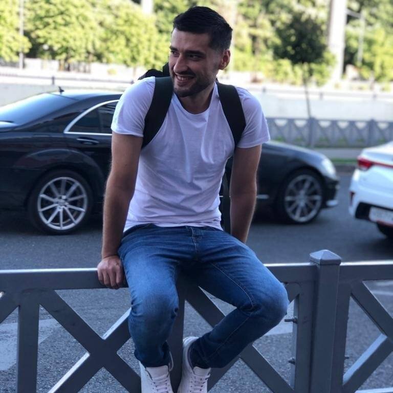 На фотке я этим летом в Сочи