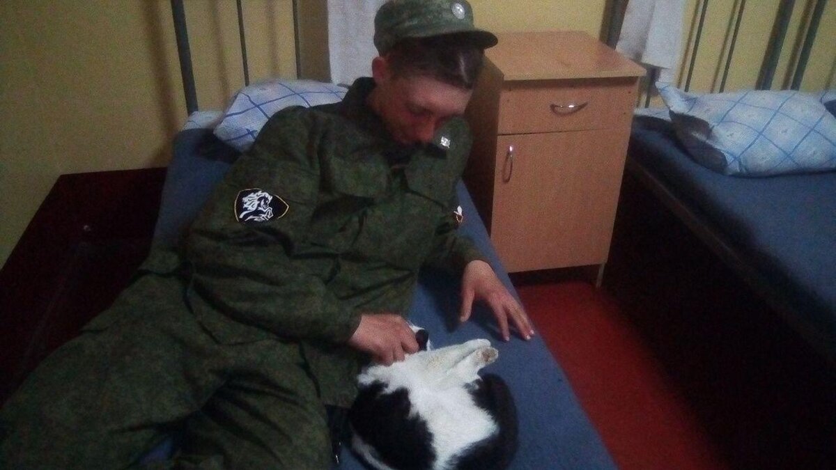 Служба идет нормально! Мой земляк и сослуживец в комнате отдыха одного из нарядов. 