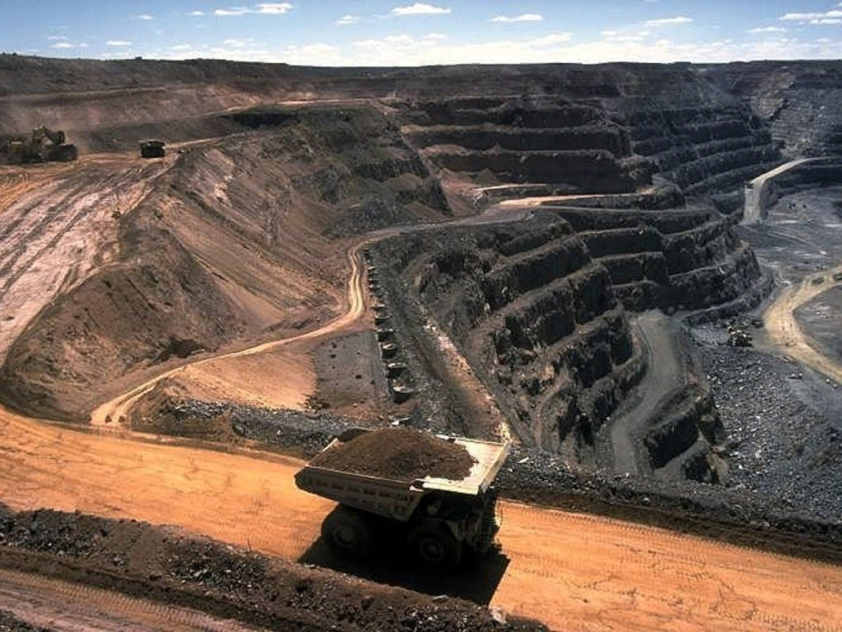 Фото взято с источника: https://www.thenakedscientists.com/sites/default/files/styles/social-media-large/public/media/Strip_coal_mining.jpg?itok=EvbTwBGY