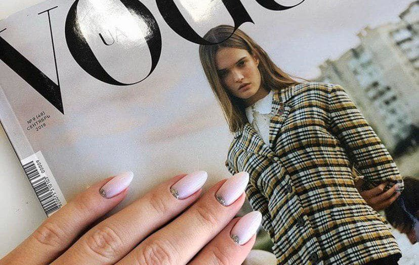 Молочный маникюр с серебряными лунками на миндальной форме ногтей