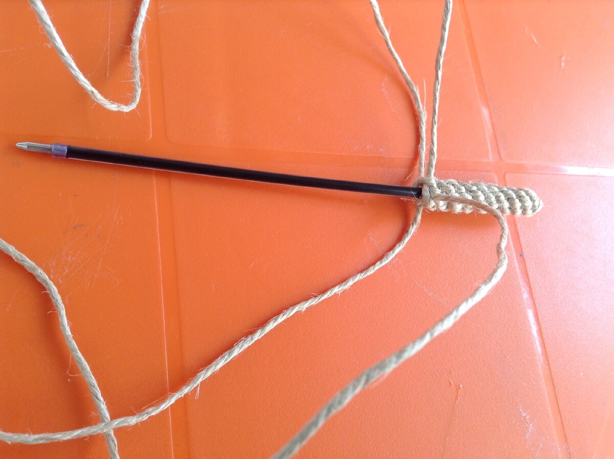 Оплетаем пишущий стержень пеньковой верёвкой. Китайский узел "Лотос".