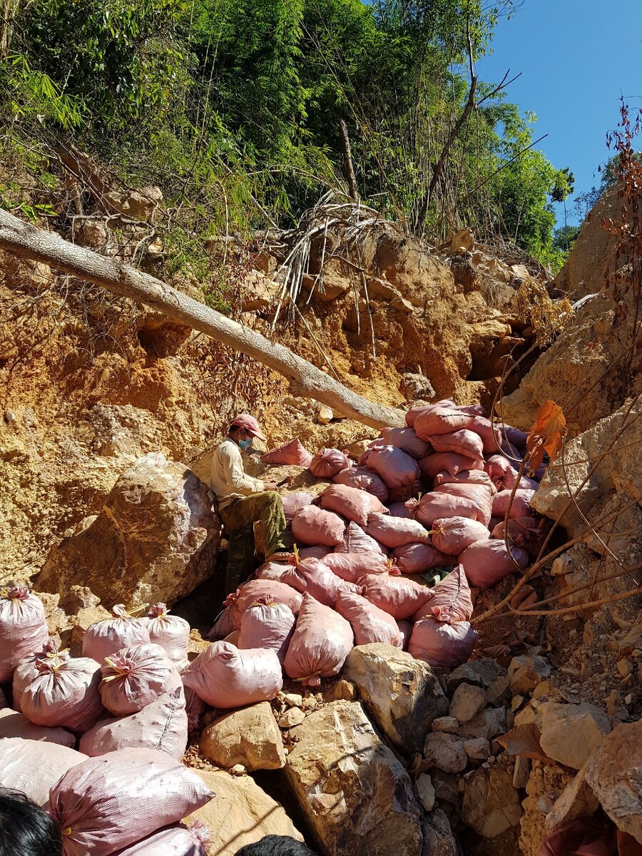 В этих мешках несчастные рабочие выносят руду 