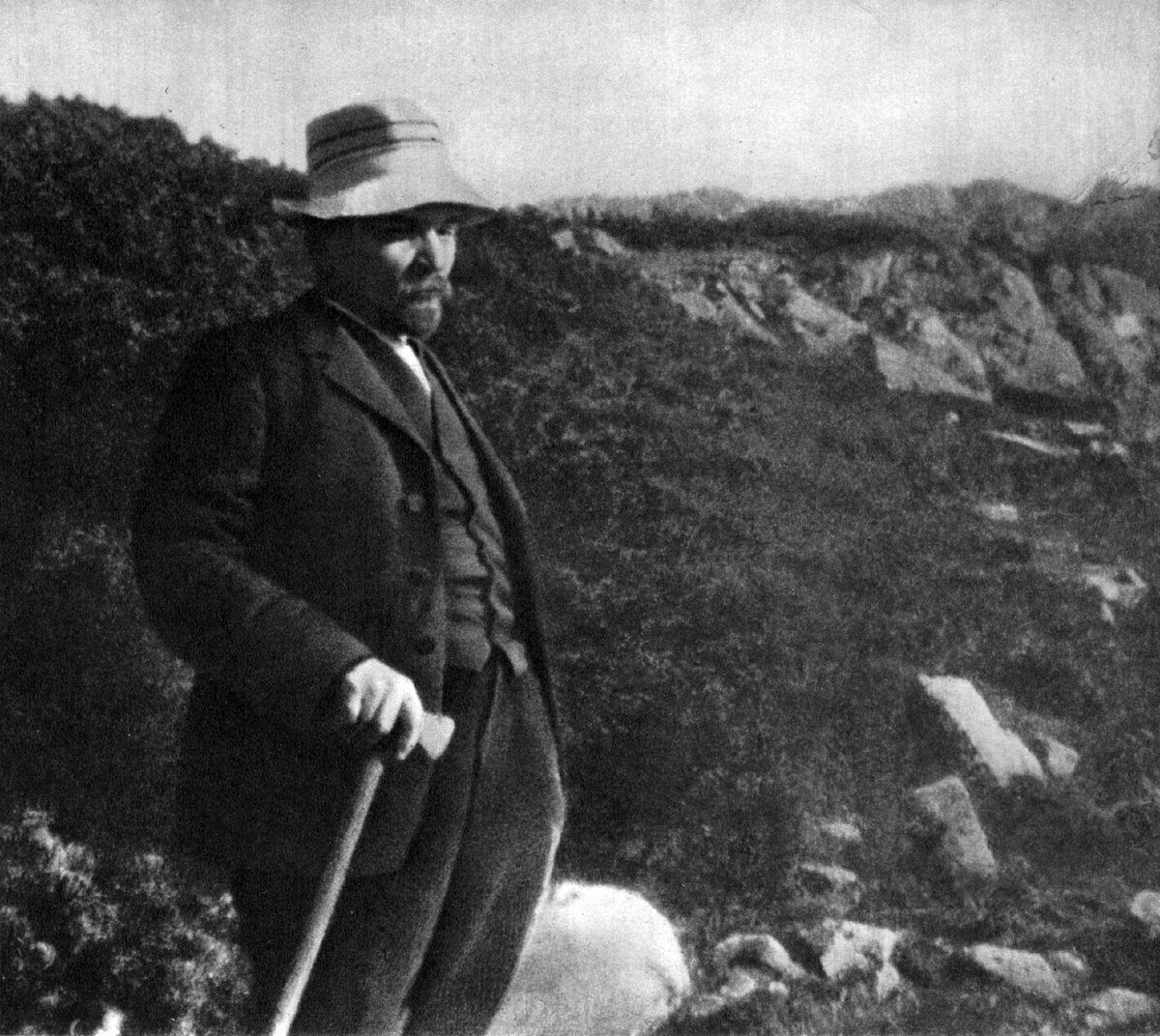 Ленин на прогулке в горах.Неизвестный автор.