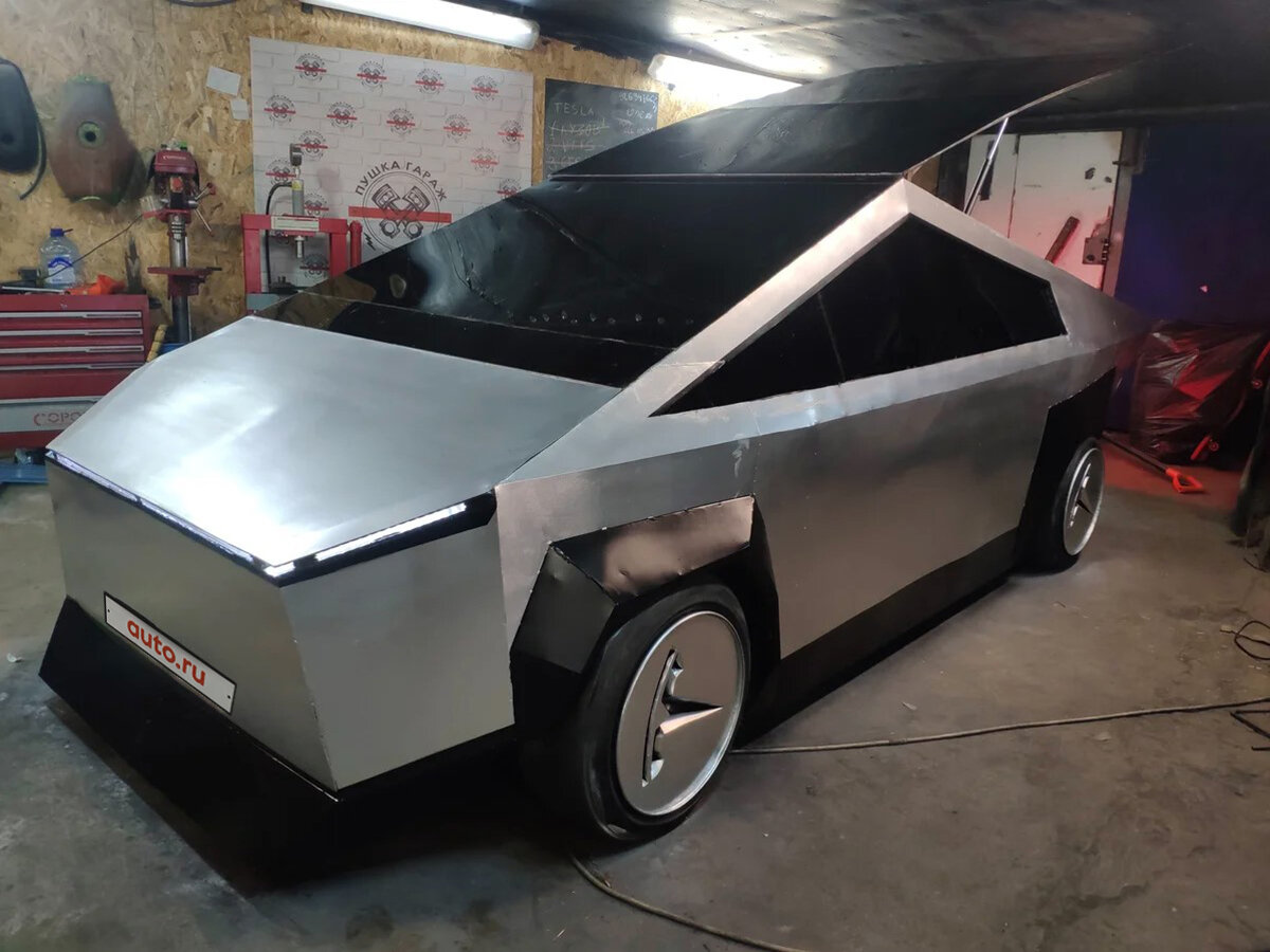 Вид спереди копии Tesla Cybertruck