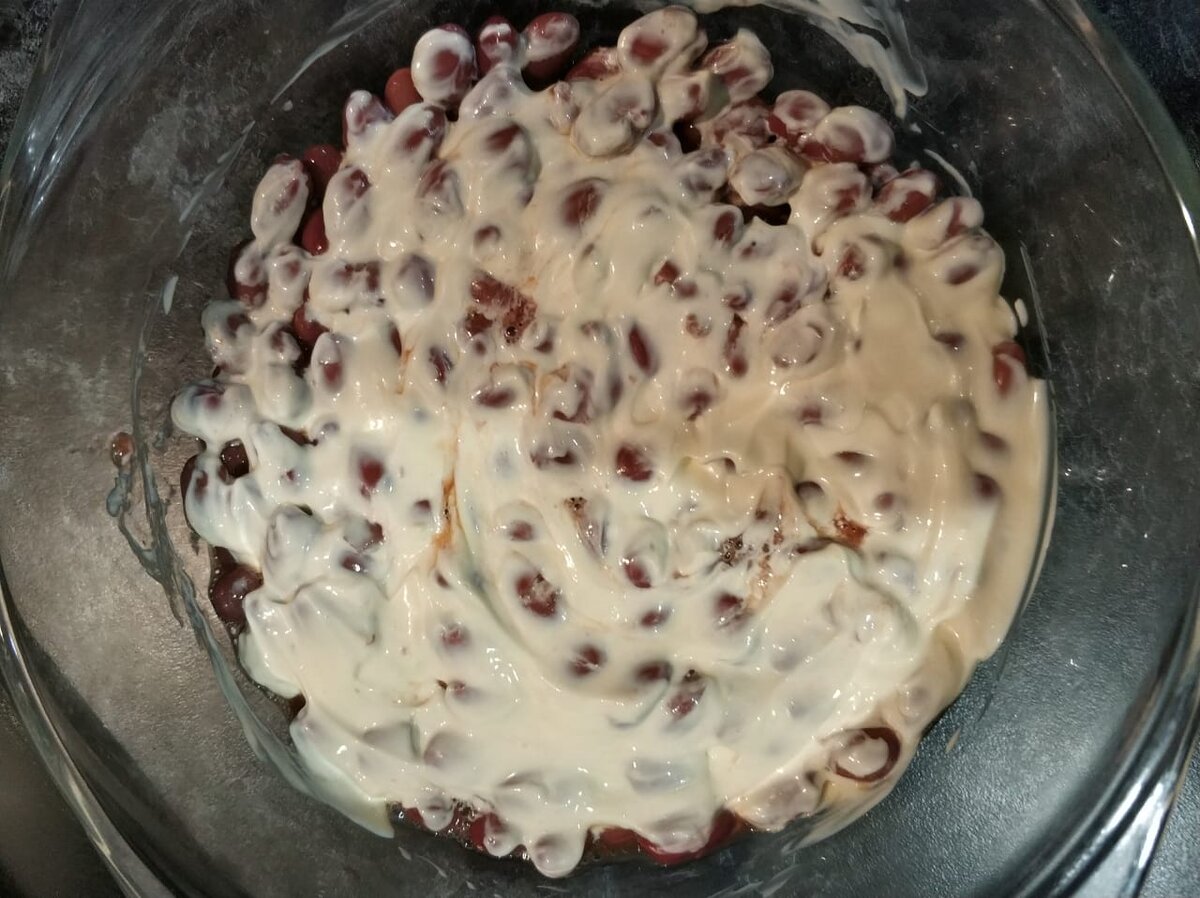 Фасоль выложить в салатник и покрыть майонезом. 