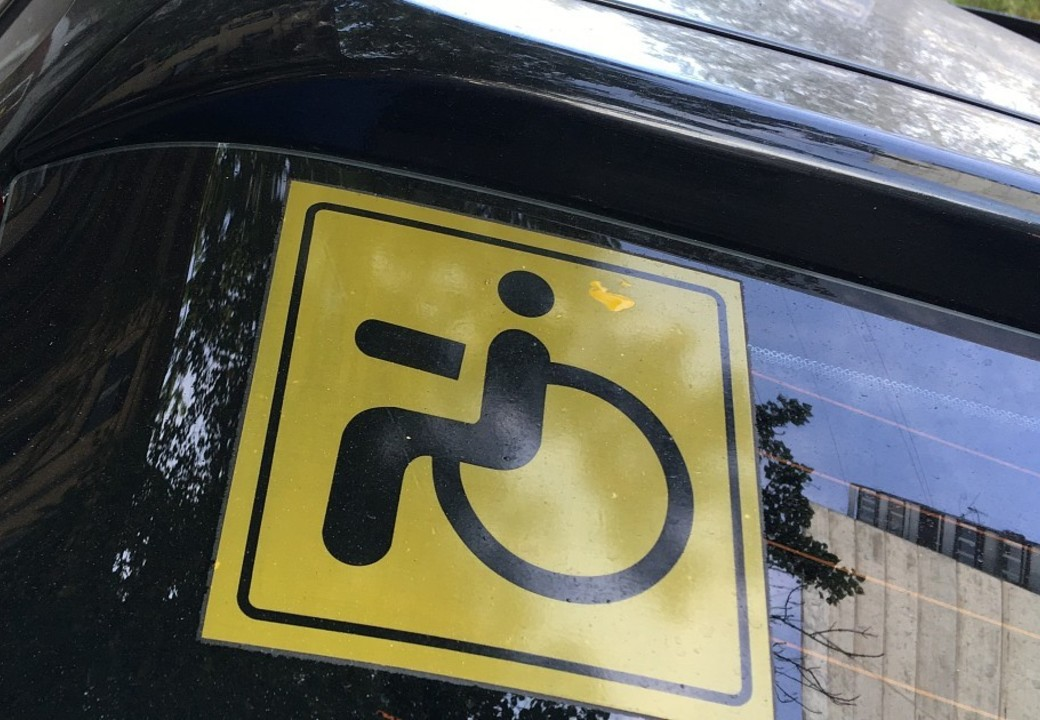 Знак инвалида на машину