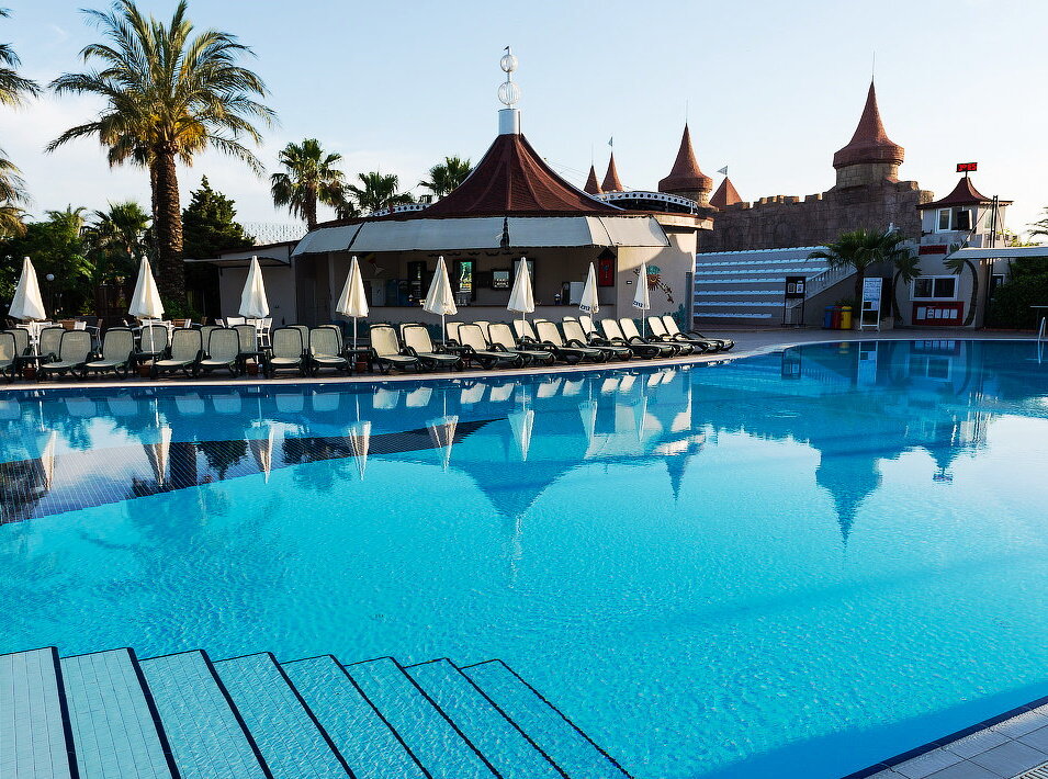 Территория отеля Aydinbey Famous Resort 5*