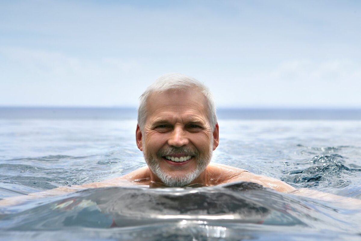 Дед плавает