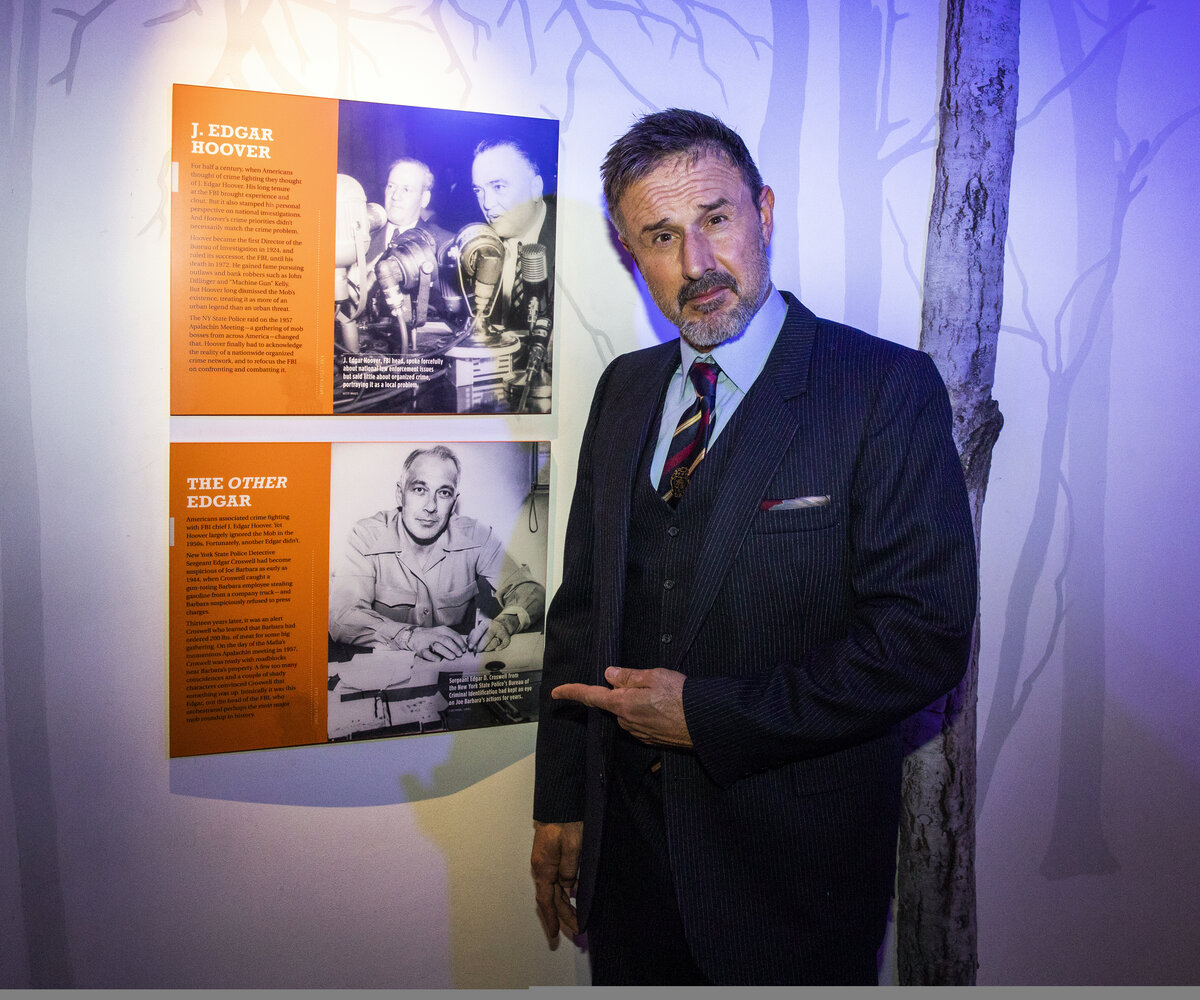 Актер Дэвид Аркетт на показе фильма « Город мобов» 30 ноября в Музее мобов позирует экспонату с участием солдата штата Нью-Йорк, которого он играет в фильме. Джефф Шейд / The Mob Museum