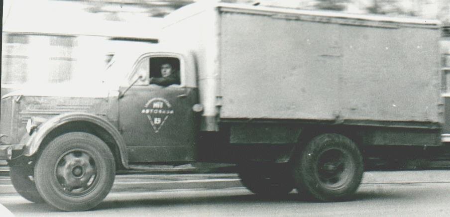Фургон на шасси ГАЗ-51А. Фотография в качестве иллюстрации применена с разрешения Алексея Богомолова. Адрес: http://www.autogallery.org.ru/y/yggaz.htm  