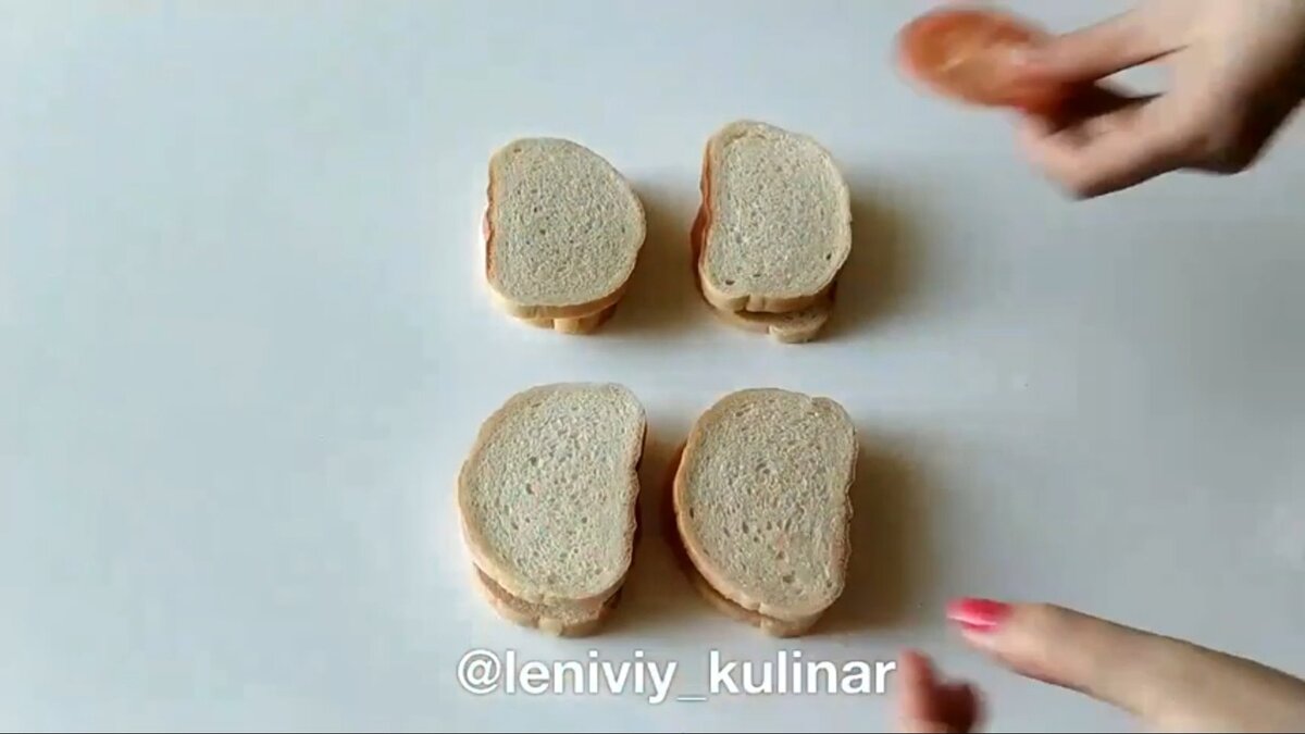 На кусочки батона выкладываем ломтики колбасы(ветчины), сверху выкладываем еще кусочки батона