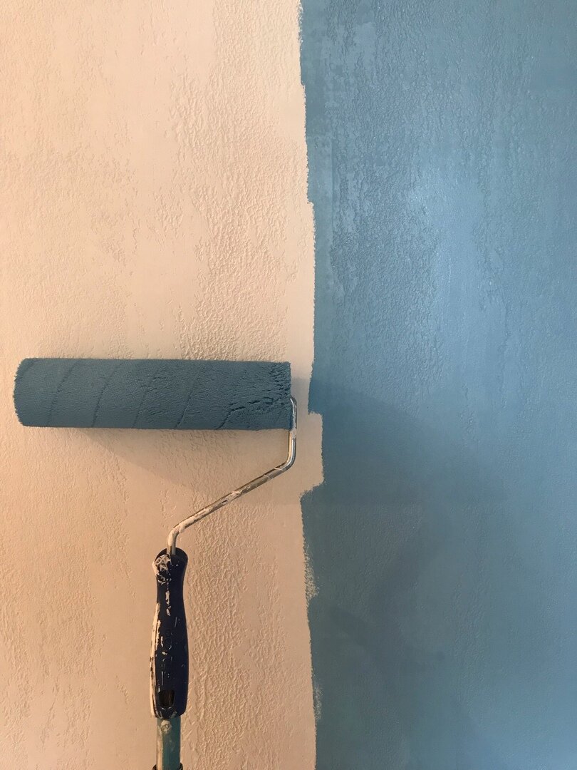 Декоративная штукатурка поможет сэкономить на стоимости обоев.