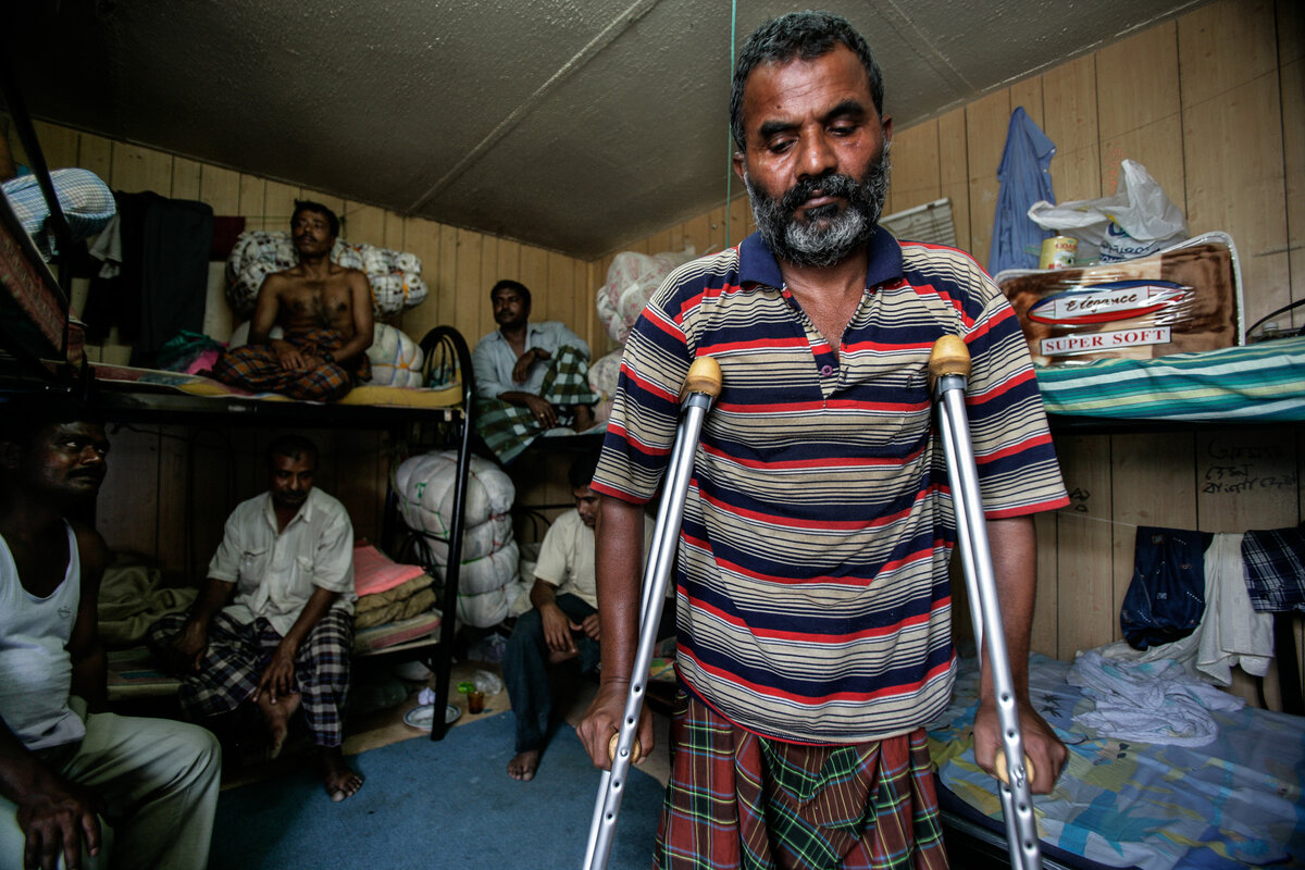 Индусы в оаэ. Трудовые мигранты в дубае. Строители в дубае. Пакистанцы и индусы. Сколько индусов в дубае.