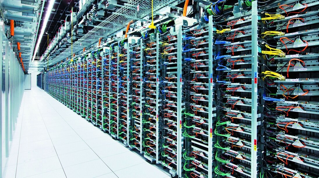 Пример дата-центра. На фото в ряд расположены сервера