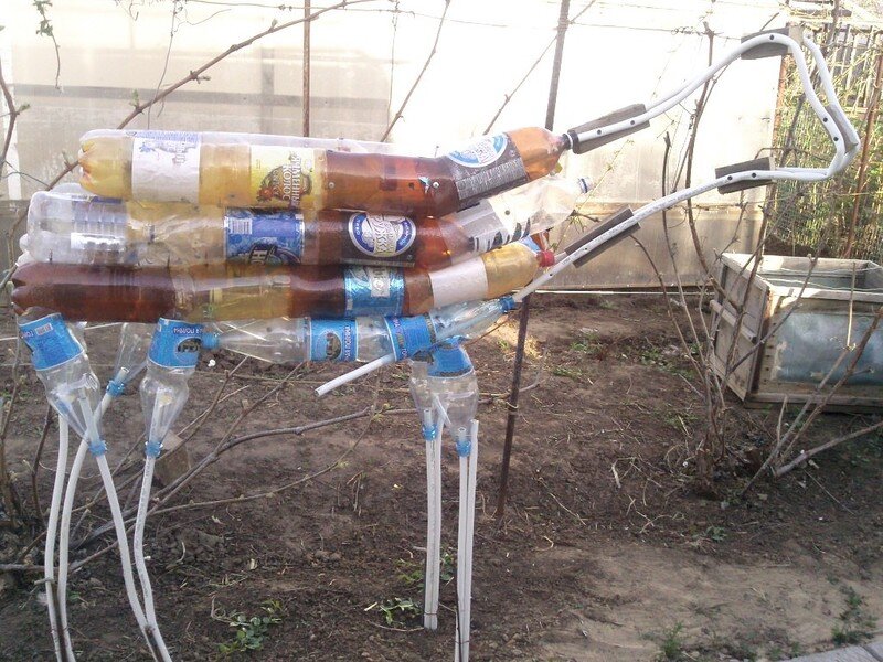 Собираем каркас из пластиковых бутылок и водопроводных труб


