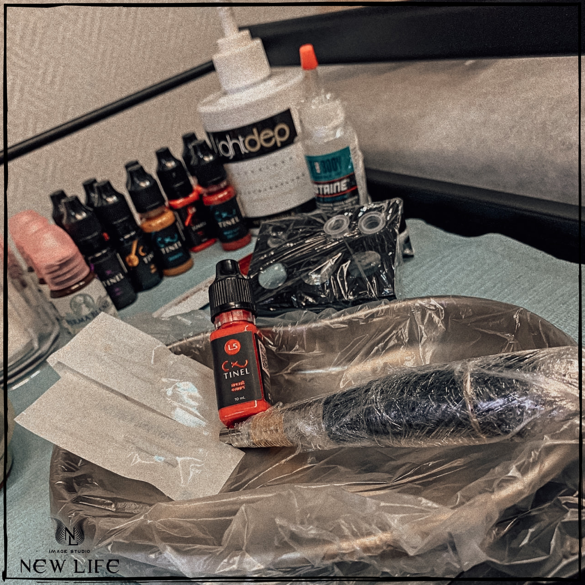 Процедура ПМ является очень ответственной❗️☝🏼
Ведь, мастер работает с лицом человека, а, значит, должен со всей осторожностью подходить к выбору аппарата, пигментов и анестезии☝🏼
⠀
⚜️ПРАВИЛО ОТ NEW LIFE⚜️
❗️Не экономить на расходных материалах❗️
⠀
✅Аппарат для процедуры
перманентного макияжа✅
⠀
Запомните самое главное: если вы новичок в данной сфере и идете за приобретением своего личного аппарата для работы, ни в коем случае на 💯 не доверяйте продавцам❗️Для них, в первую очередь,  стоит задача - ПРОДАТЬ, следовательно, надеемся, вам понятна суть качества продукта😊
⠀
Мы советуем вам отличный аппарат для начинающих мастеров: GIANT SANT👍🏼
Данная машинка СОВЕРШЕННО со всеми съемными одноразовыми деталями, а, значит, она полностью БЕЗОПАСНА для многократного использования!
⠀
✅Так же самая важная часть: ПИГМЕНТ✅
Пигмент является веществом, вводящимся под кожу в верхний слой эпидермиса, следовательно, вы должны знать каждый составляющий компонент пигмента❗️
ПОМНИТЕ: дешевый пигмент-плохой пигмент-вред клиенту-проблемы мастеру🤦🏻‍♀️
⠀
Мы работаем на двух марках: TINEL, PERMA BLEND - американского производства! И советуем данные пигменты👍🏼
⠀
✅АНЕСТЕЗИЯ✅
Так же является важной составляющей процедуры! Некачественная анестезия не даст вам нужного эффекта, следовательно, у клиента возникнут болевые ощущения🤦🏻‍♀️
⠀
Мы работаем по новейшей технике без боли и крови, не используя анестезии, но по желанию клиента применяем ее☝🏼
Мы используем и советуем первичную анестезию LIGHTDEP и вторичную анестезию - SUSTAINE👍🏼
⠀
NEW LIFE даёт лишь личные рекомендации,  но выбор всегда остаётся за вами😉
⠀
_____________________________________
#обучениепм#перманентныймакияж#обучениемосква#beautyharvard#кастанаевская#багратионовская#фили#москва 