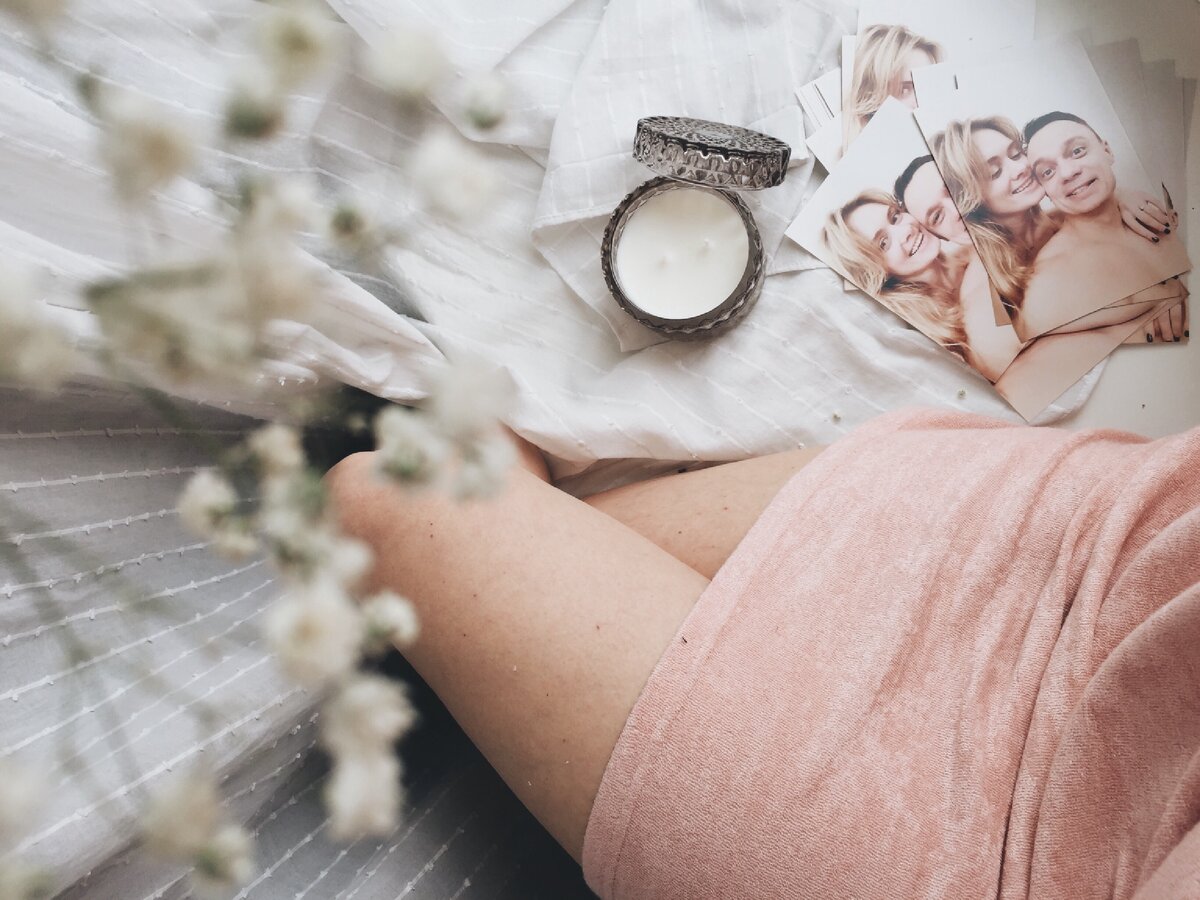 Используйте разные текстуры, они дают фактуру и объём. На фото свеча и  платье кораллового цвета из махры от Cozy Home, объемная ткань даёт перелив и блики.