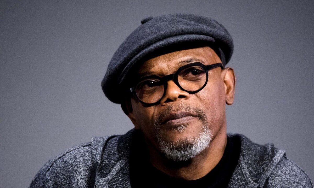 Корона повсюду, уже не смешно,
Работать и шляться, ребята, грешно.
Единственный способ бороться со злом,
Сидеть с*** дома, не быть му****м.
Я не Мойдодыр и не Айболит,
Но, может, стишок мой вас убедит?
Сам Сэм с*** Джонсон просит тебя:
Сиди, с***, дома, порадуй меня.
Если ты хочешь назад все вернуть,
Думай башкой и о страхе забудь,
Мой чаще руки, лицо не хватай
И дом свой, с***, не покидай.
Не время играть с судьбой, с**** сын
Ты не в казино, и вообще - не один.
Сиди, с***, дома, справляй именины,
Имя отныне твоё - Карантино.
Конечно, с друзьями ты можешь тусить,
Достаточно просто мобильник включить,
