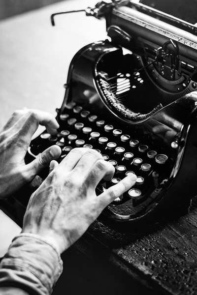 Для начала найдите курительную трубку как у Хемингуэя и вот такую антикварную печатную машинку... (Шутка. Курить вредно... А машинку найдите...)