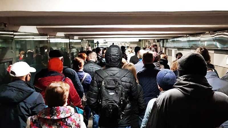 Толпа у входа в метро