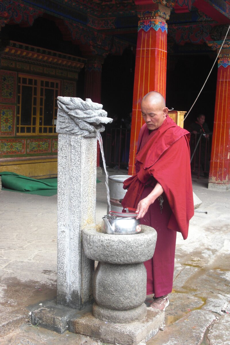 Монах где-то во дворах