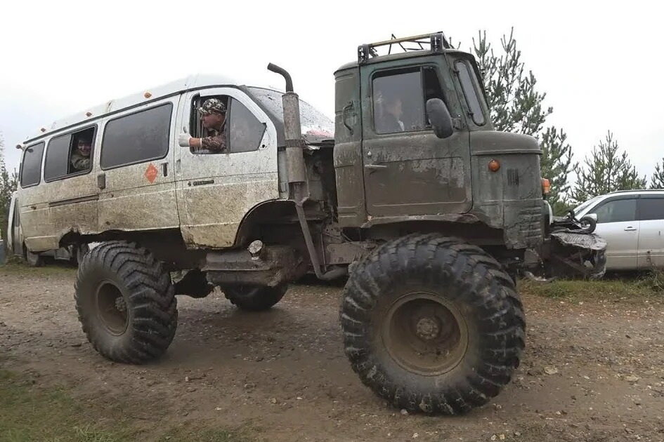 ГАЗ-66, посаженный на шины большой размерности, с«Газелькой» на раме