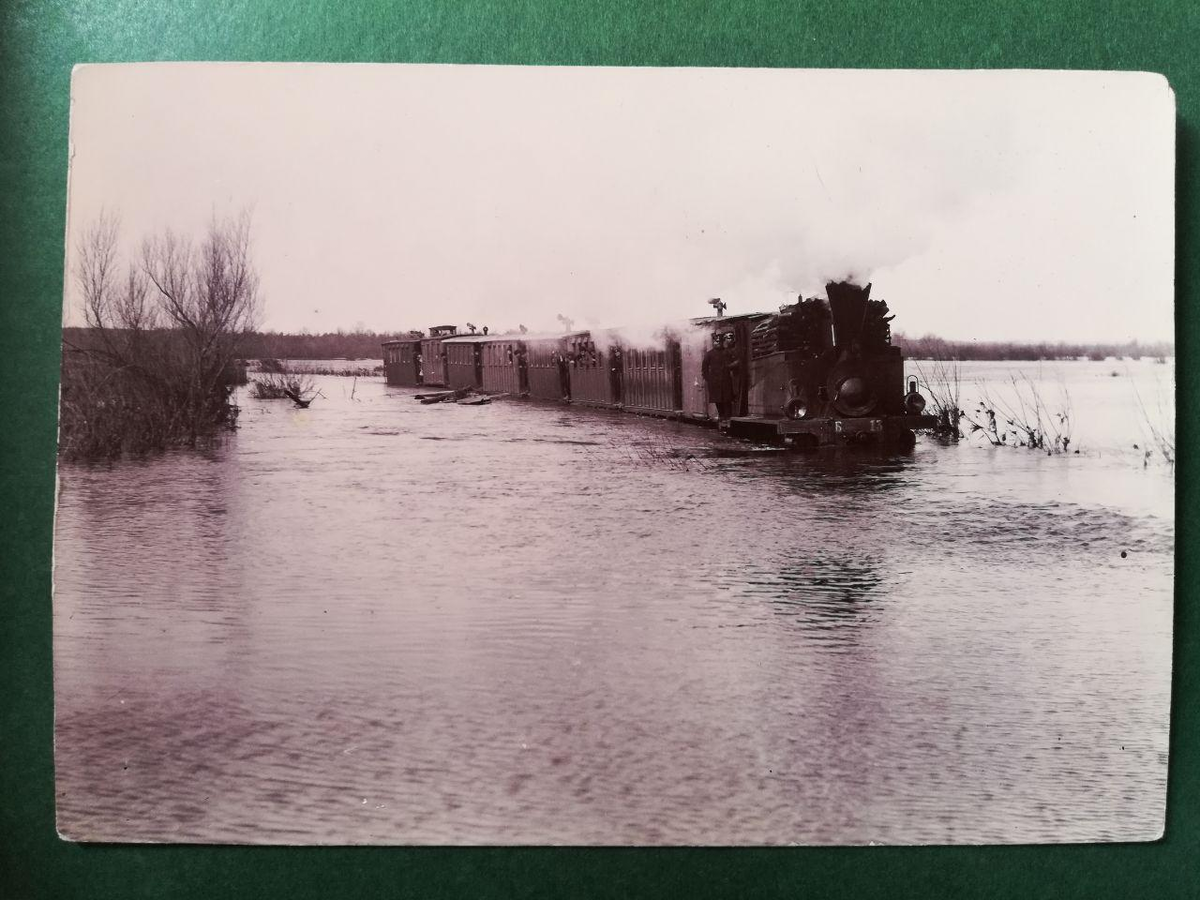 Знакомый нашел на даче фото начала ХХ века: паровоз едет по воде. Как такое может быть?