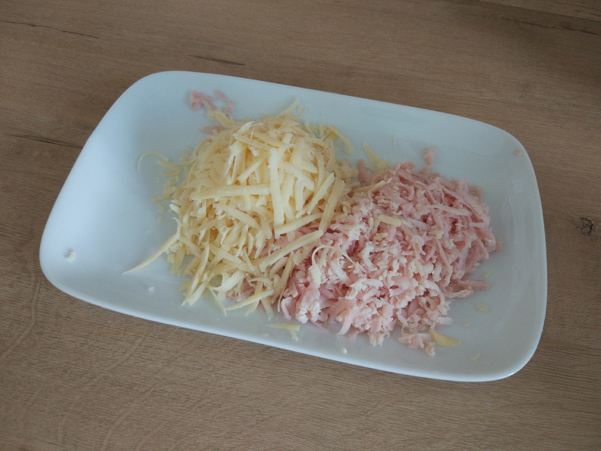 Сыр и ветчину натереть.