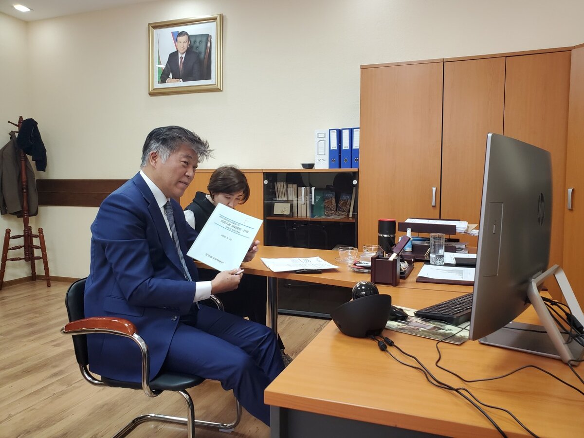 Специалист  по профилактической медицине доктор Чхве Чжэ Вук проводит  телеконференцию с органами здравоохранения Узбекистана. (предоставлено  Чхве Чжэ Вуком)
